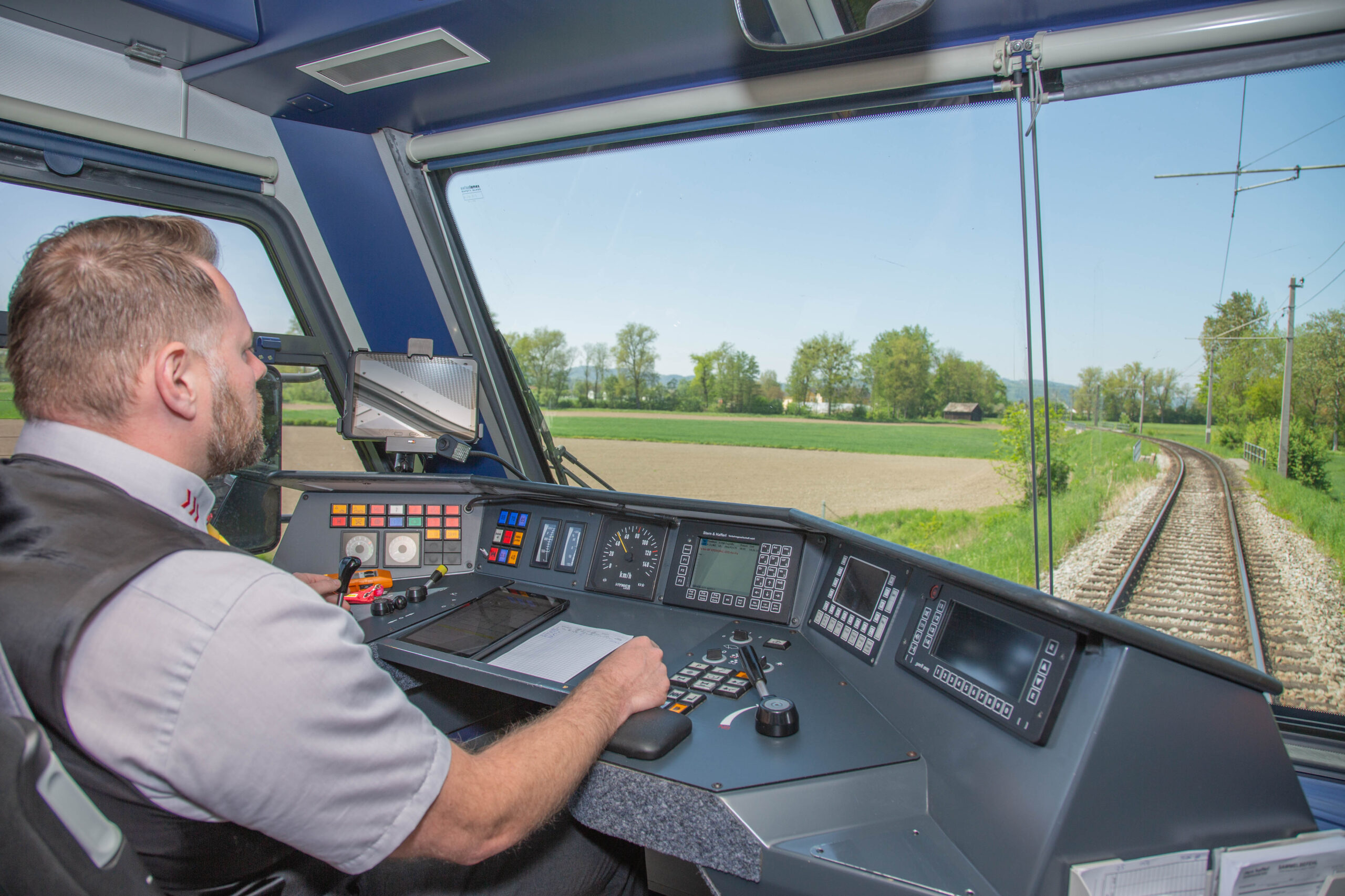 Ein Mann der Schulungseinrichtung bedient eine LILO